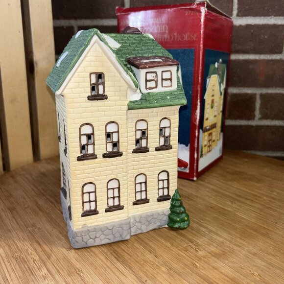 Vintage 1992 Dickens Collectibles Holiday Tavern Porcelain Village House in Box - Picture 5 of 8